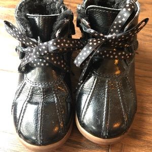 UGG  Girls Toddler shoes Size 8 Black with sides.